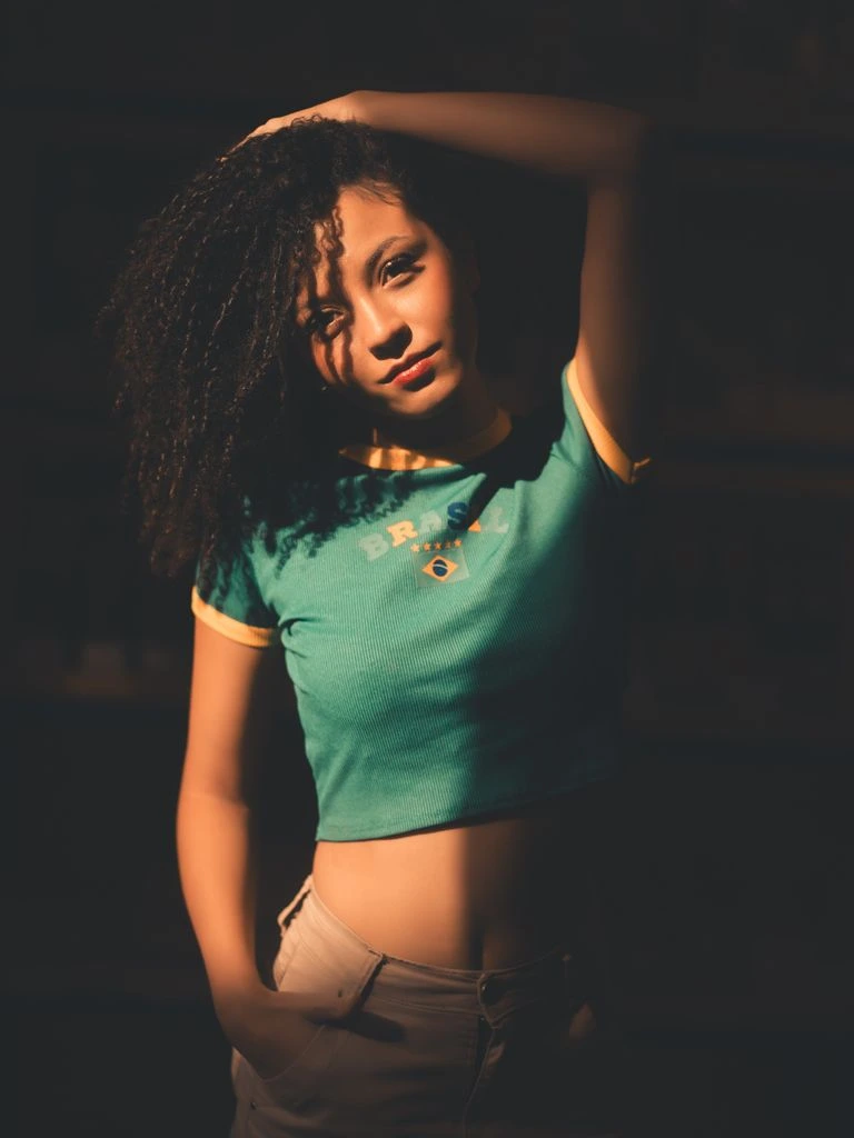 Jovem brasileira trabalhando em coworking em São Paulo