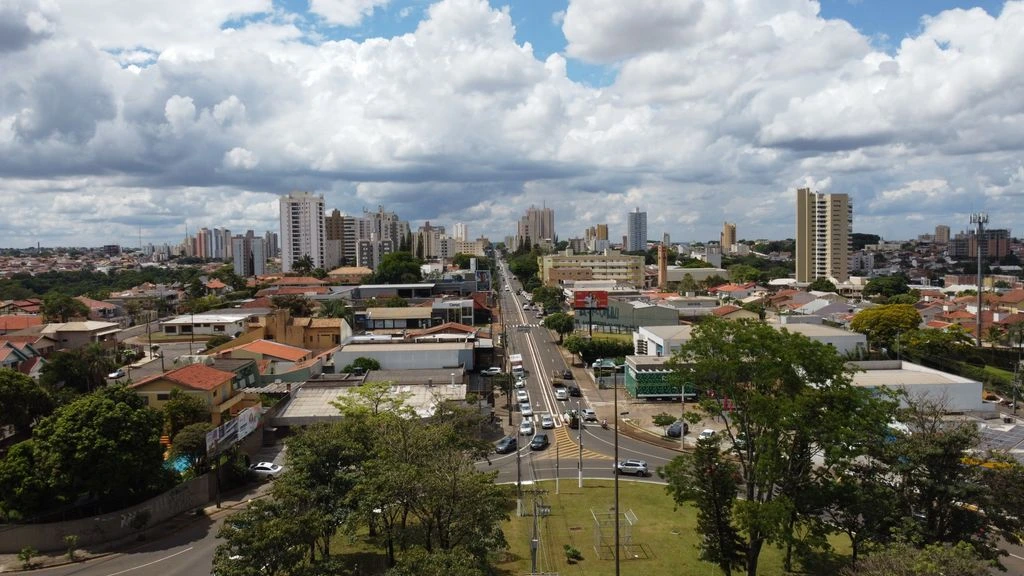 Equipe jovem em escritório de tecnologia no Brasil
