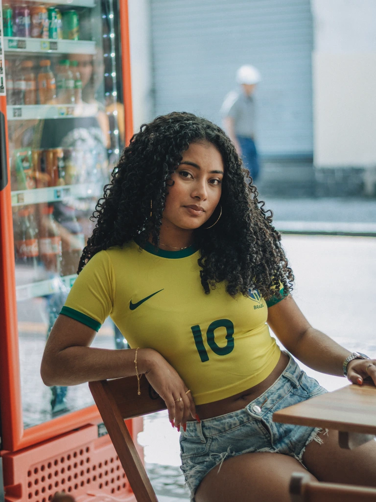 Jovem brasileira ministrando oficina em escola pública de Salvador