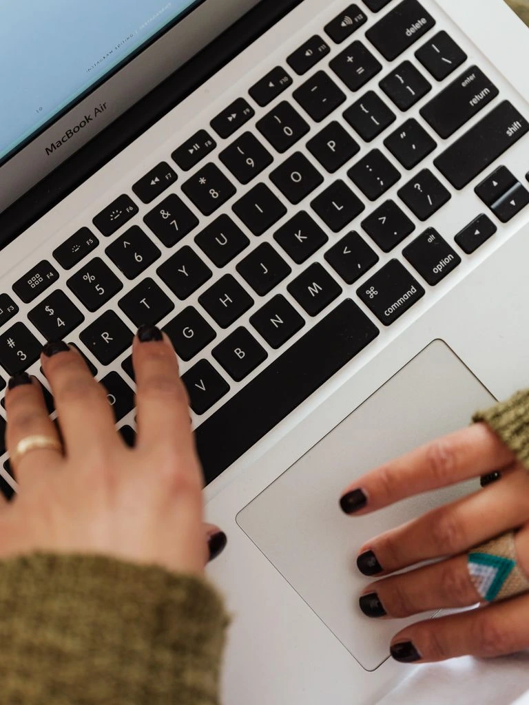 Mãos digitando em laptop em coworking no Brasil